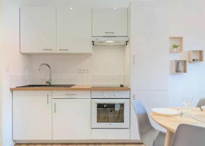 2 Bedroom Apartment Near Tram, Chr + Parking