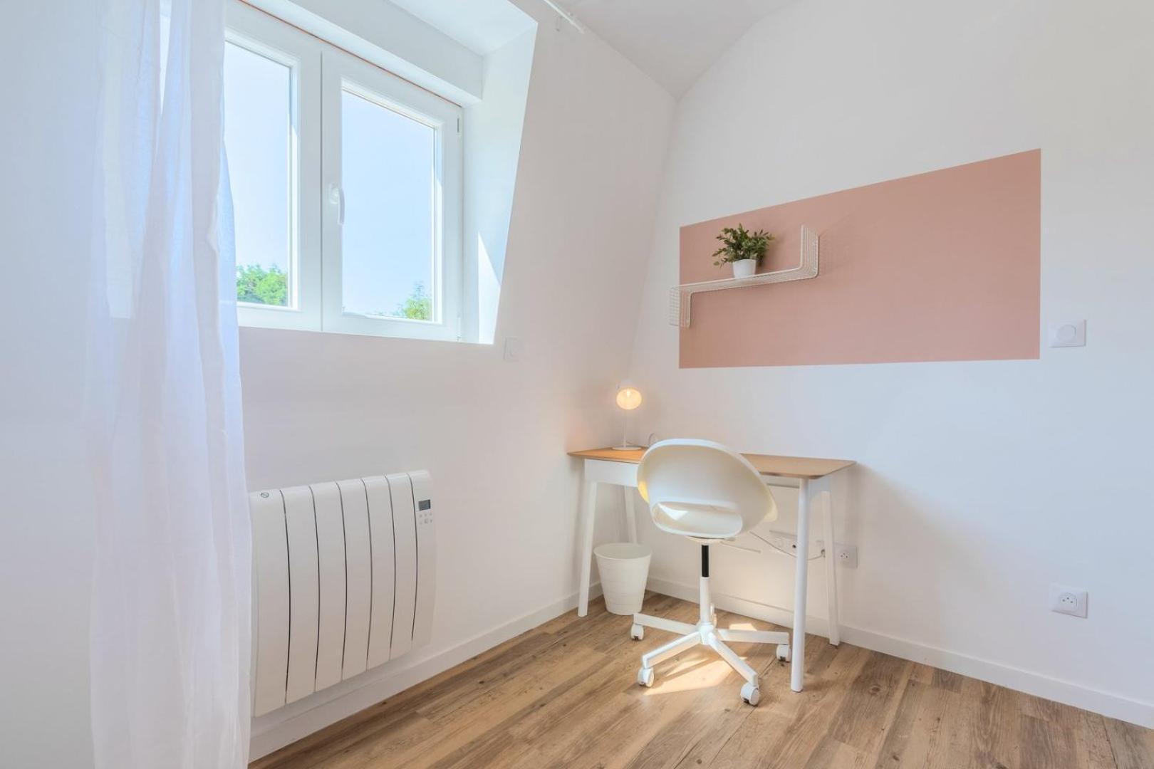 2 Bedroom Near Tram, Chr + Parking Apartment