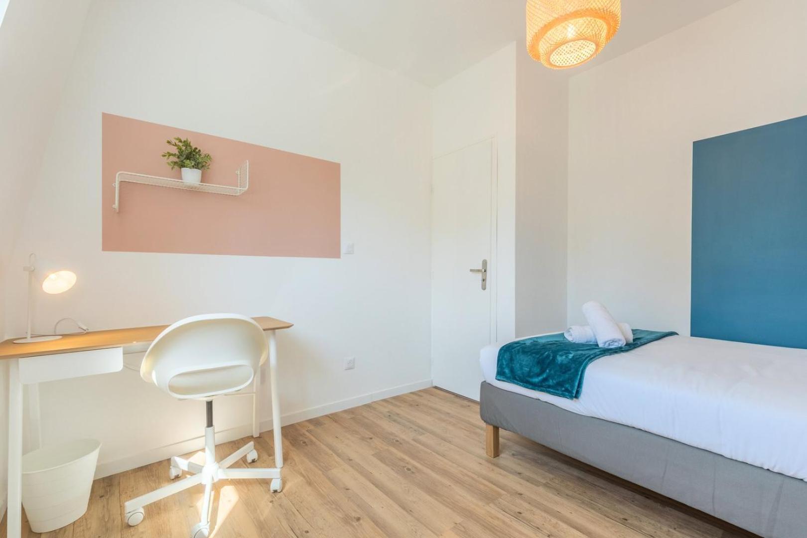 2 Bedroom Near Tram, Chr + Parking * Roubaix