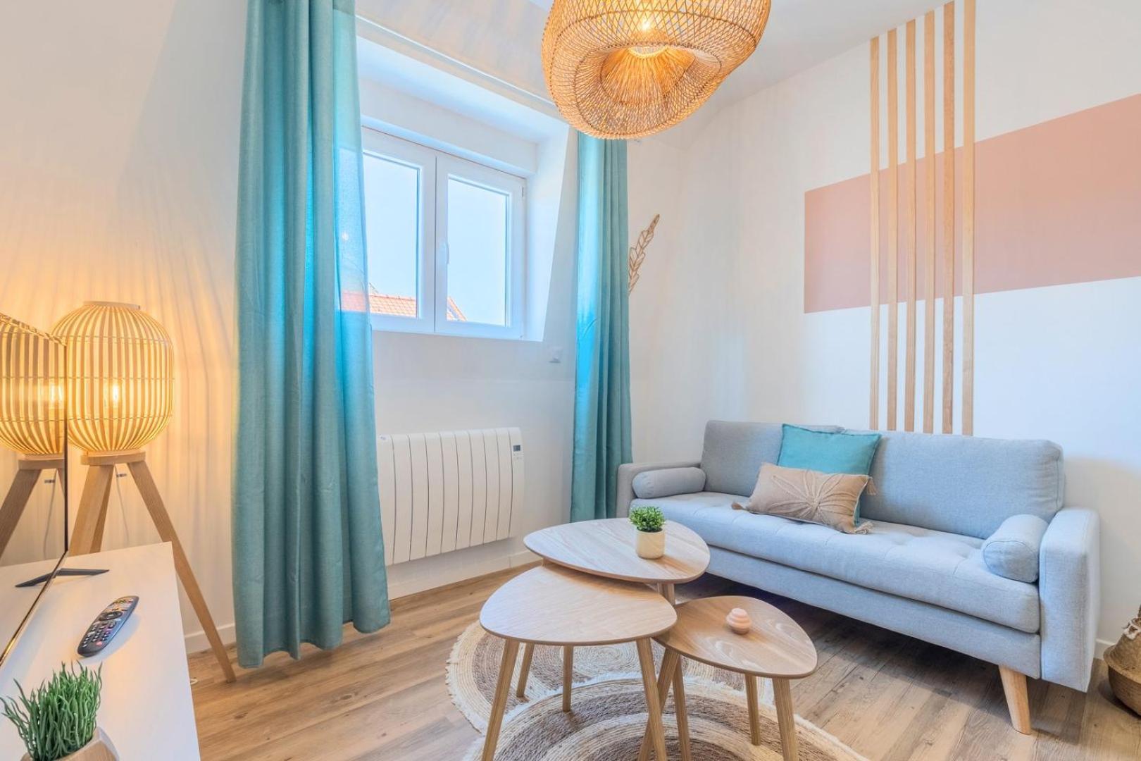 Apartment 2 Bedroom Near Tram, Chr + Parking