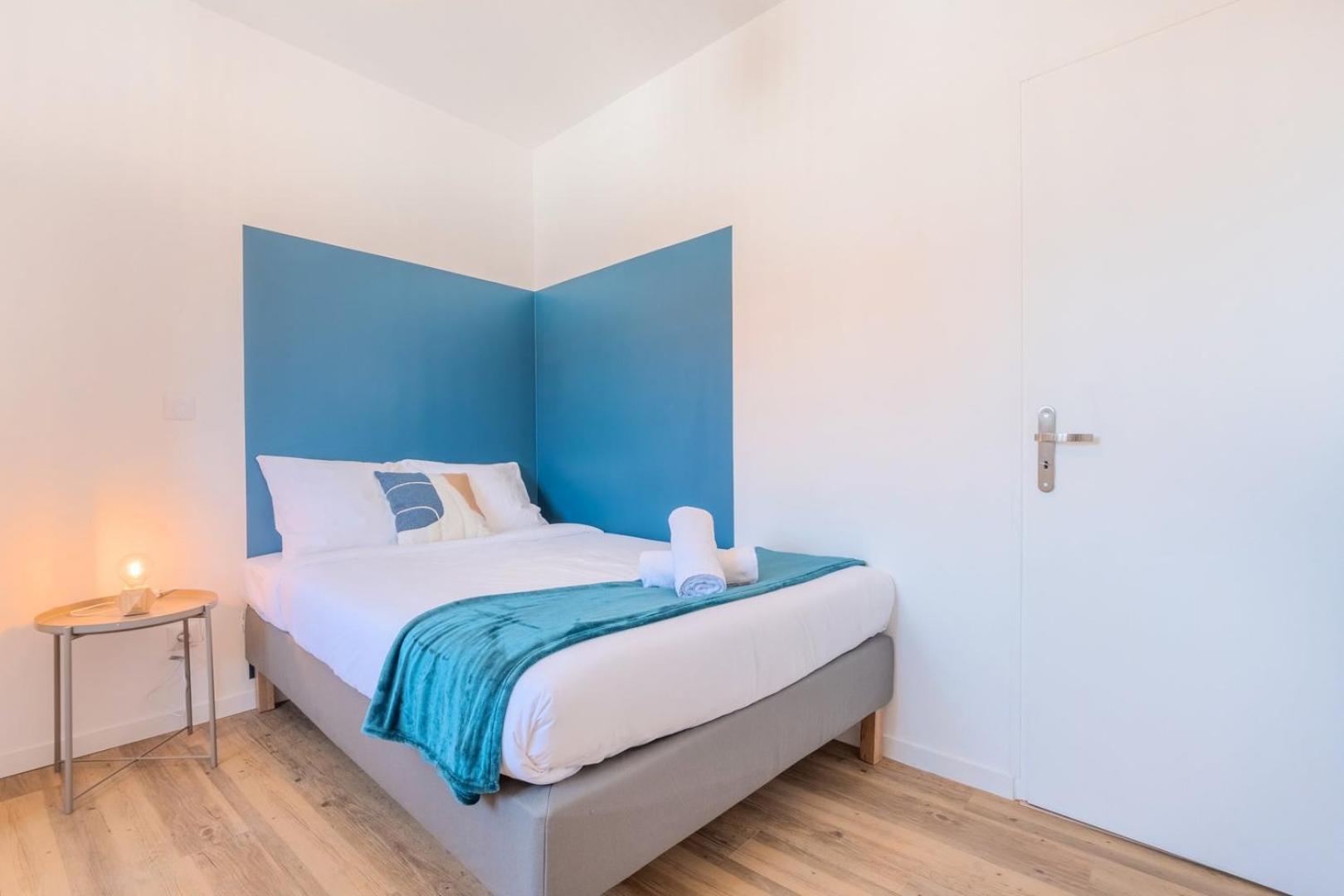 Apartment 2 Bedroom Near Tram, Chr + Parking Roubaix