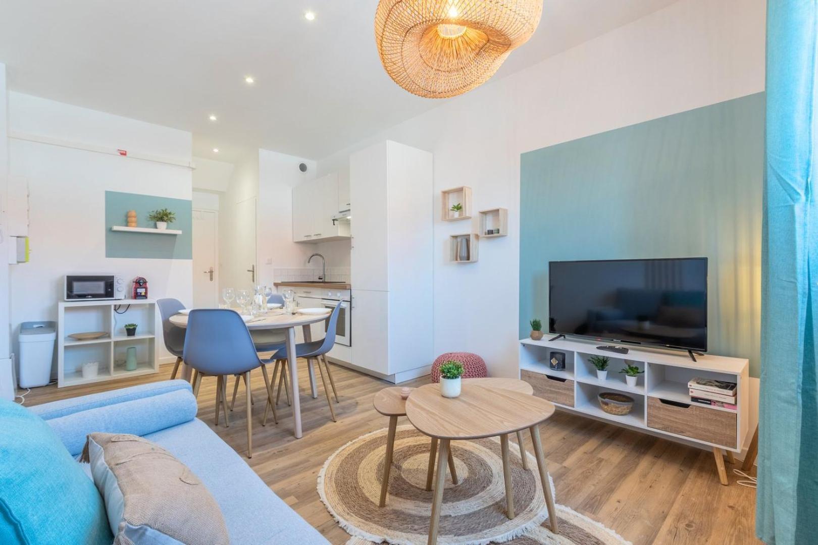2 Bedroom Near Tram, Chr + Parking Apartment