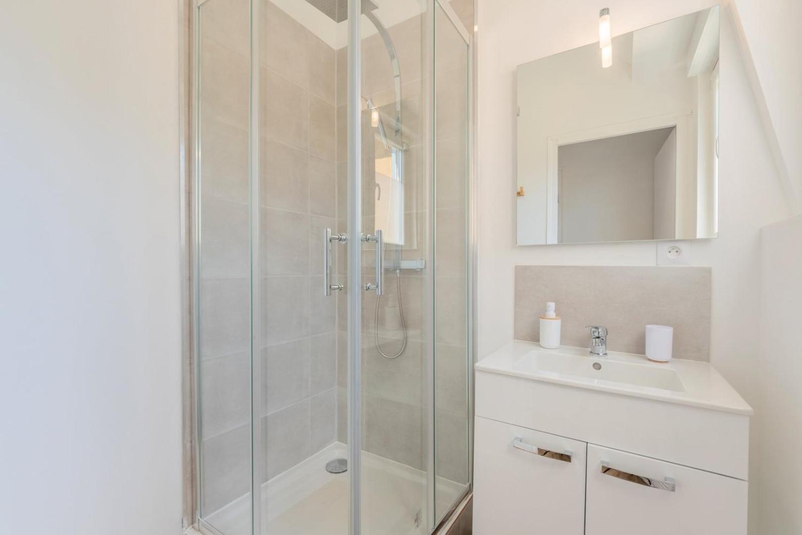 Apartment 2 Bedroom Near Tram, Chr + Parking *
