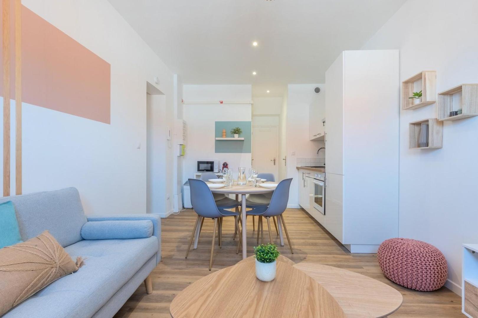 2 Bedroom Near Tram, Chr + Parking Apartment *