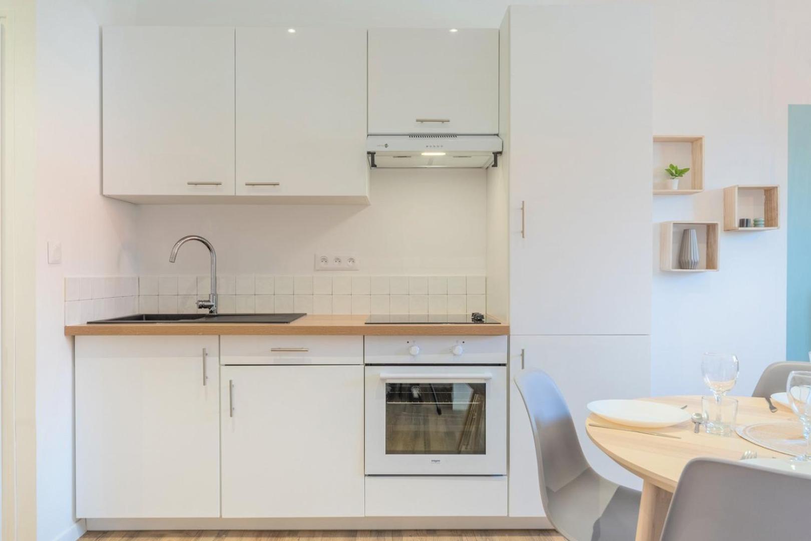 2 Bedroom Near Tram, Chr + Parking Apartment *