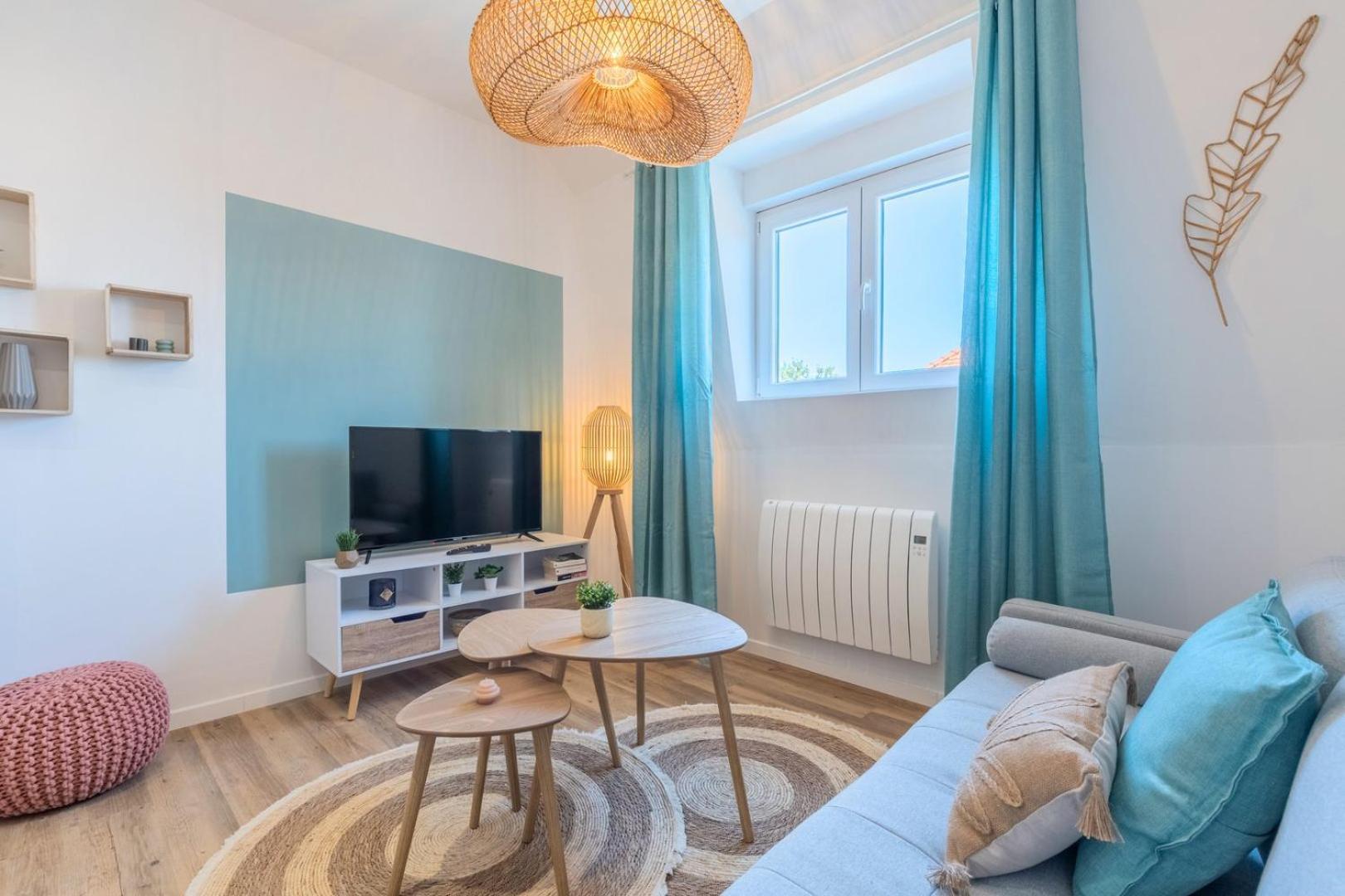 2 Bedroom Near Tram, Chr + Parking Apartment *